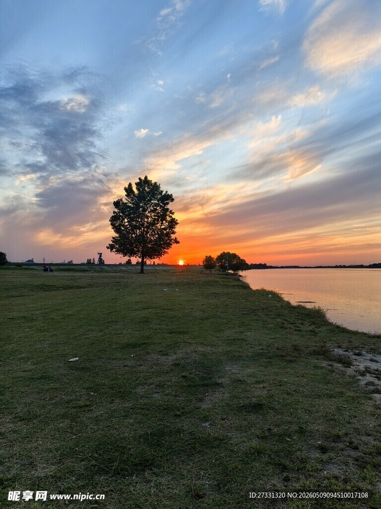 湖畔日落美景