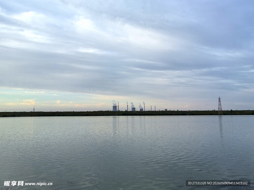 平静湖面与远处城市天际线