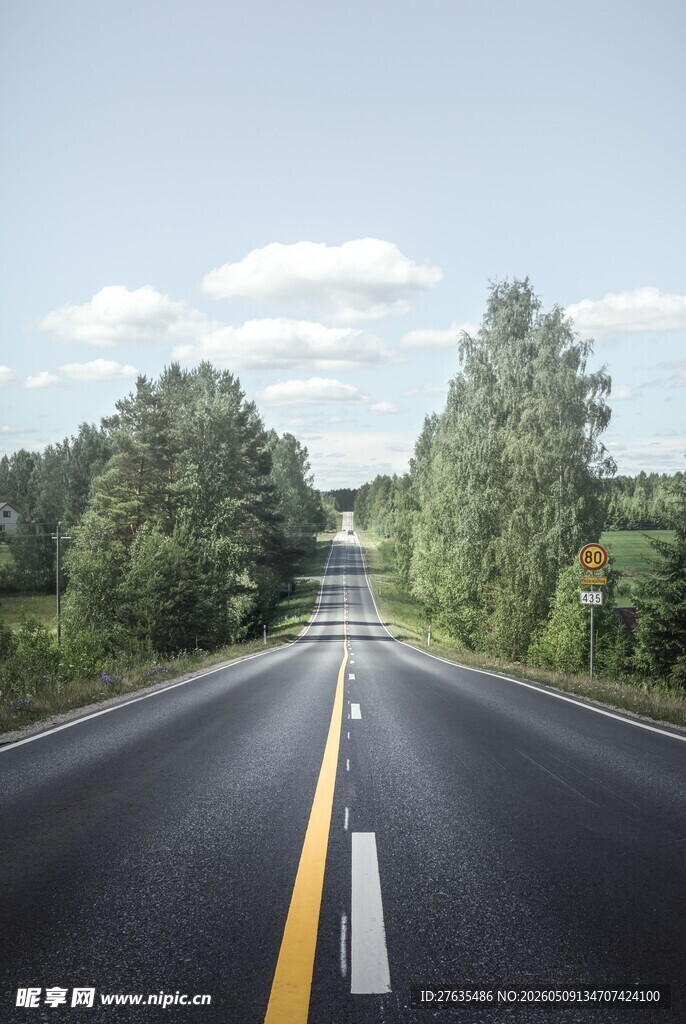 宽阔公路延伸向远方