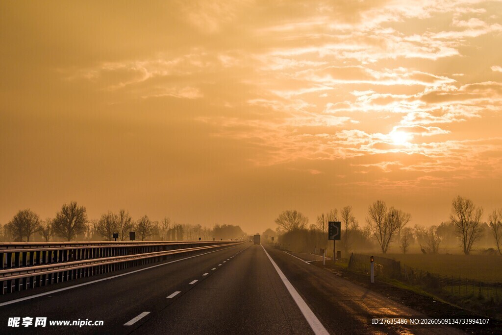 夕阳下的公路美景