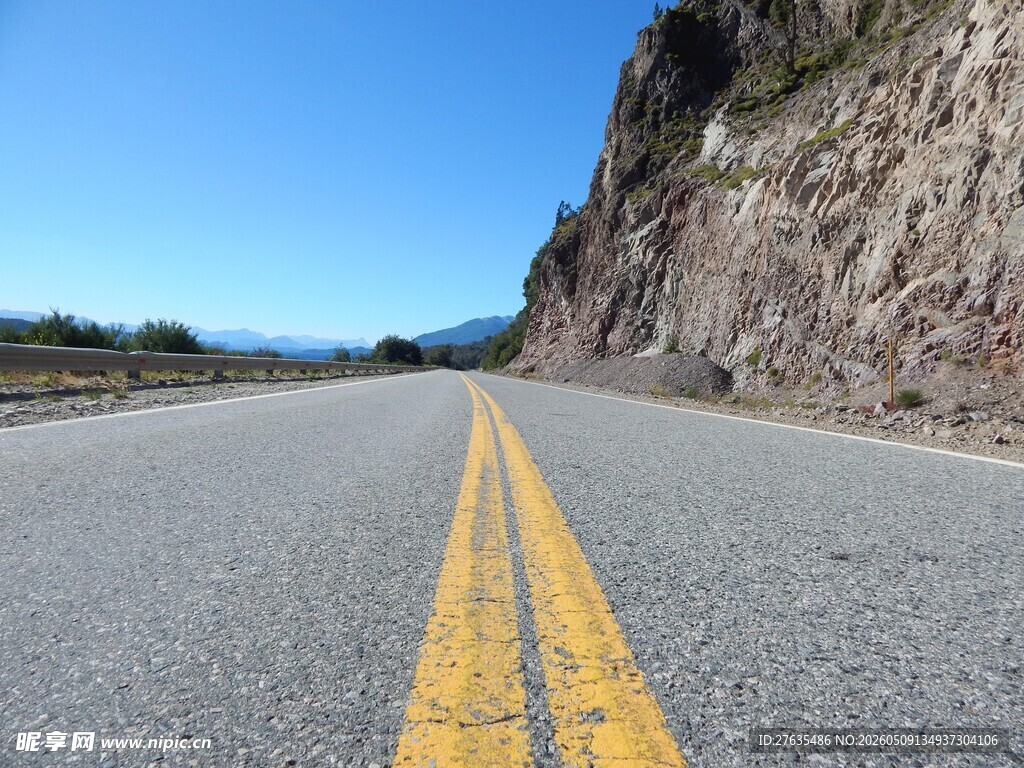 空旷公路延伸向远方
