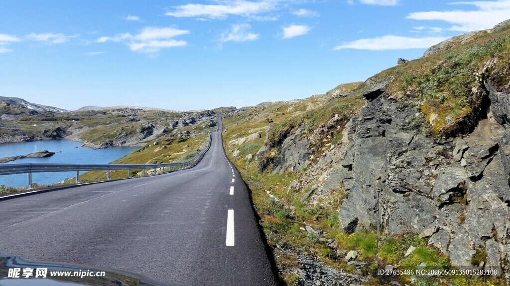 蜿蜒公路旁的美丽山水景
