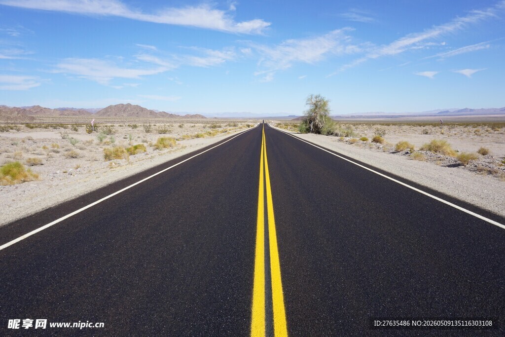 空旷公路伸向远方