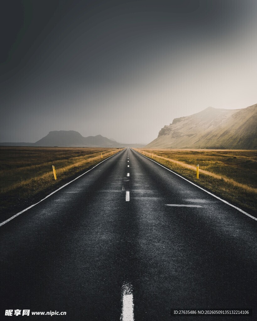 旷野中的孤独公路