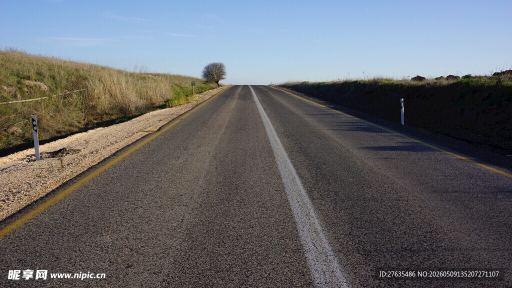 空旷公路伸向远方