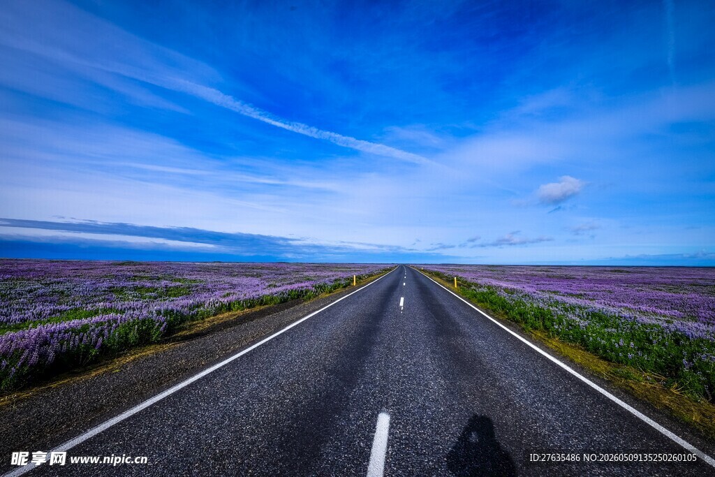 宽阔公路伸向远方美景