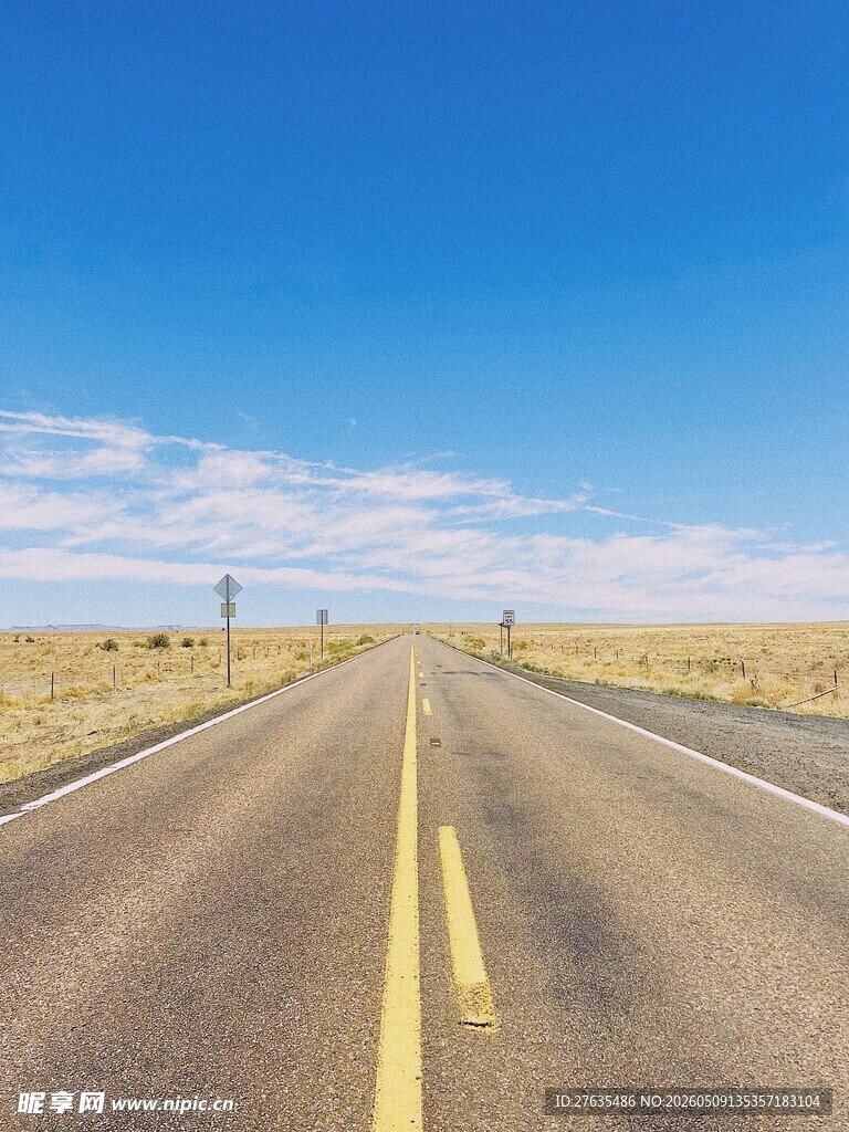 空旷公路伸向远方