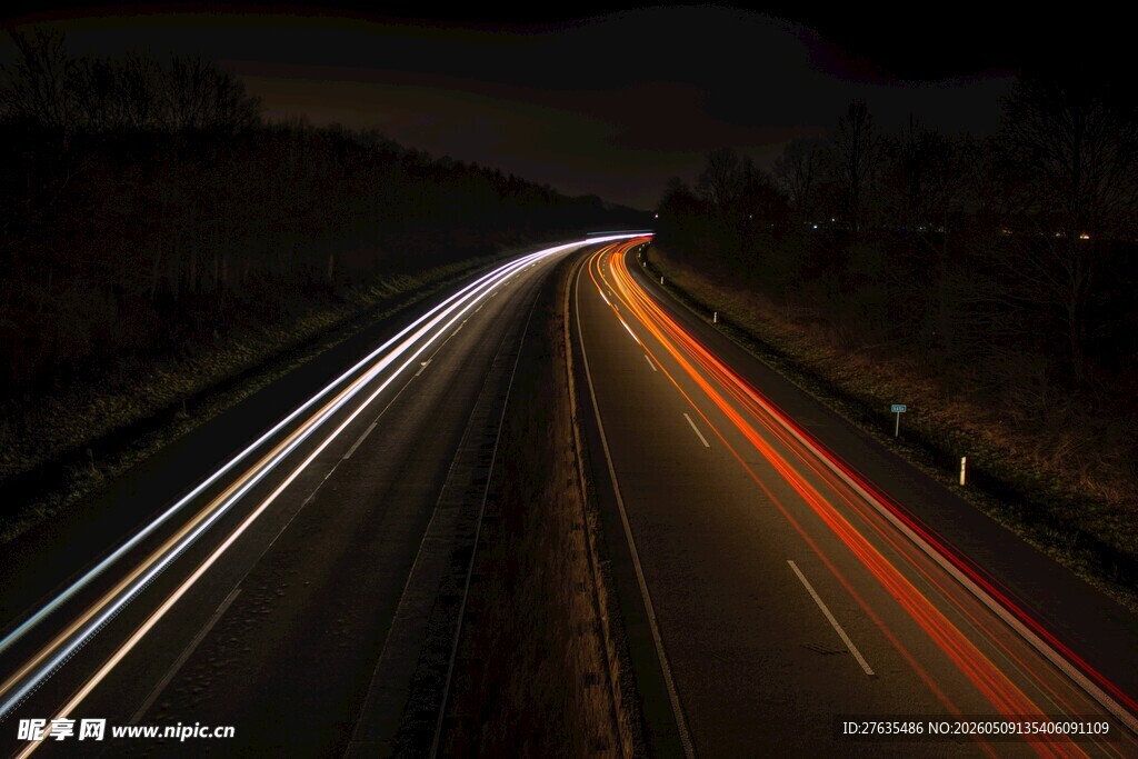 夜间公路车流光影轨迹