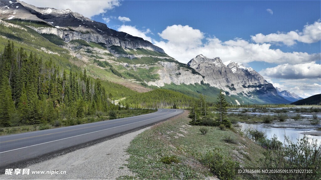 蜿蜒公路旁的山水美景