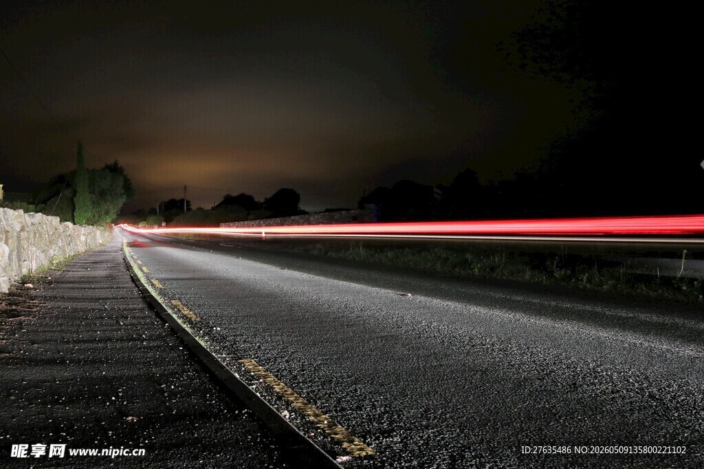 夜晚公路上的光轨美景