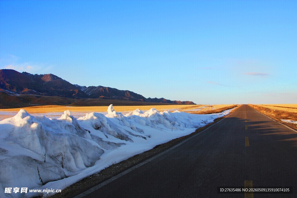 冬日公路雪堆相伴的美景