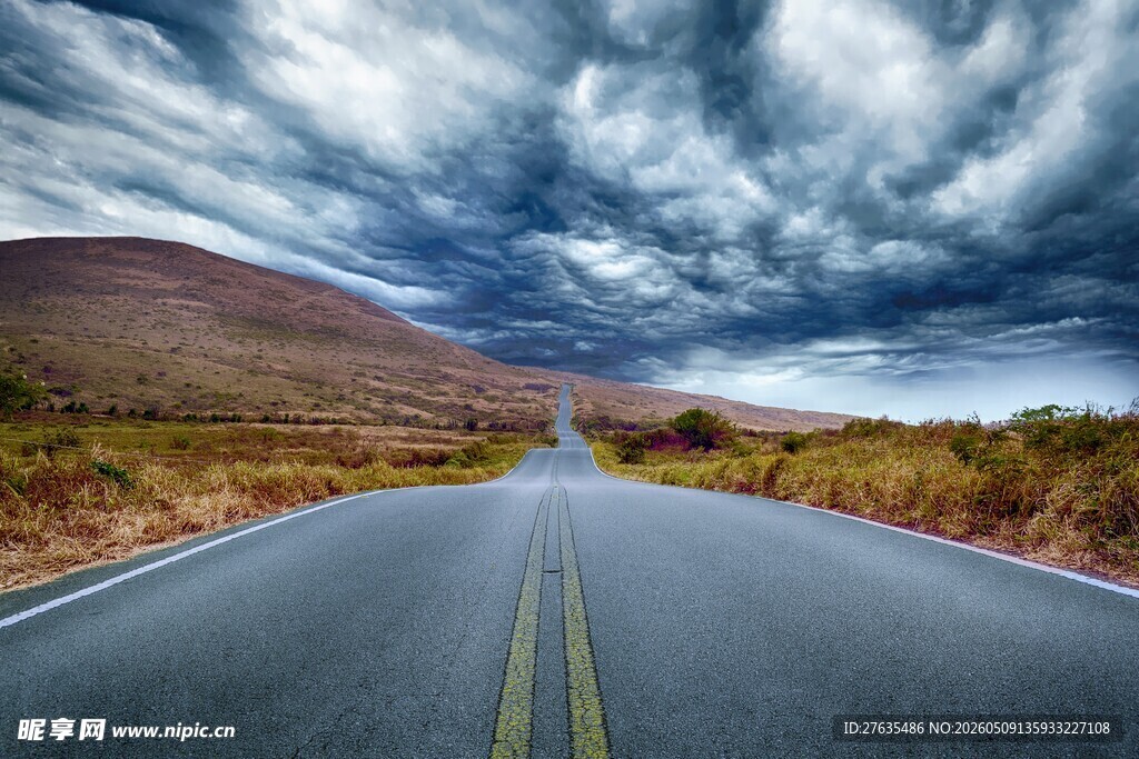 公路伸向远方的壮丽风景