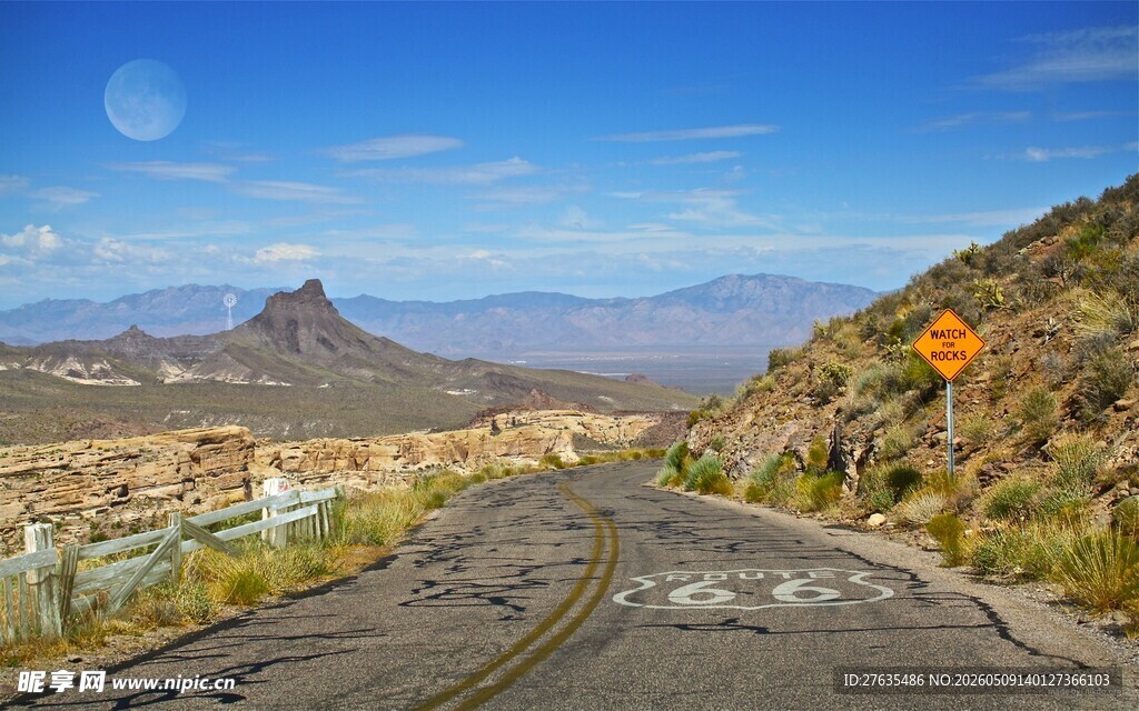蜿蜒公路旁的壮丽山景