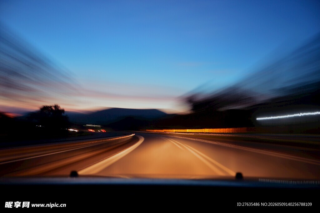 公路夜景光影流动瞬间