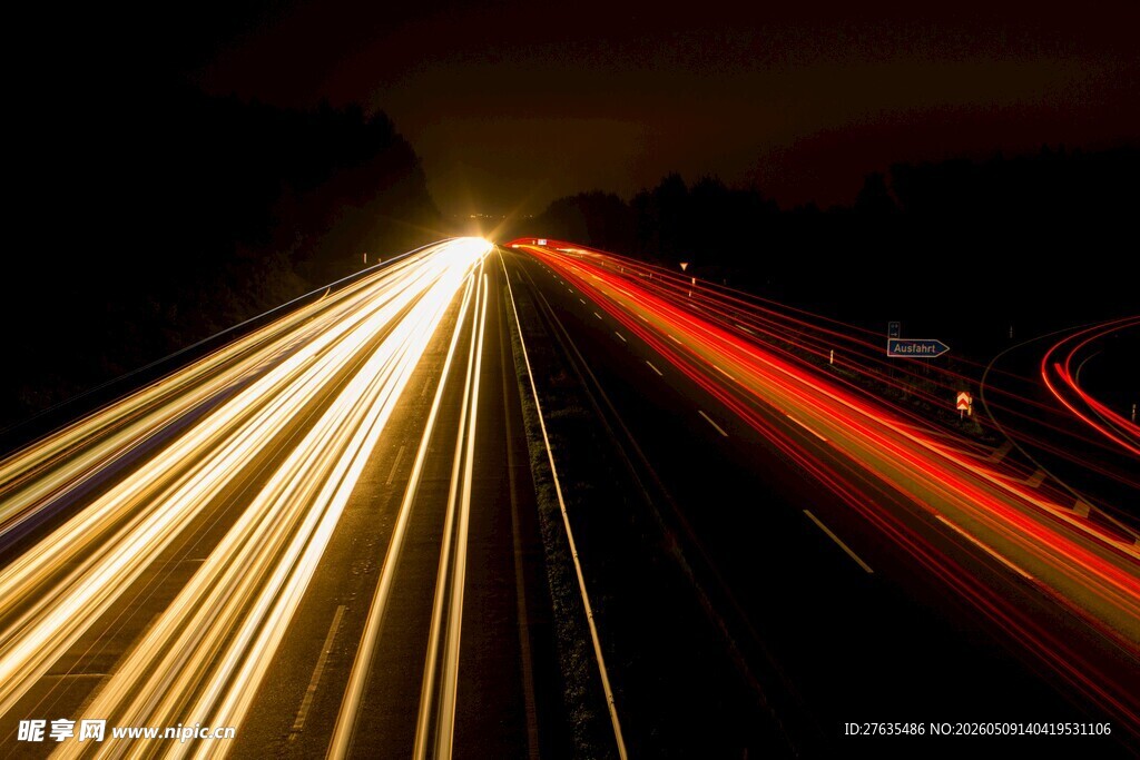 夜晚公路车灯光影轨迹