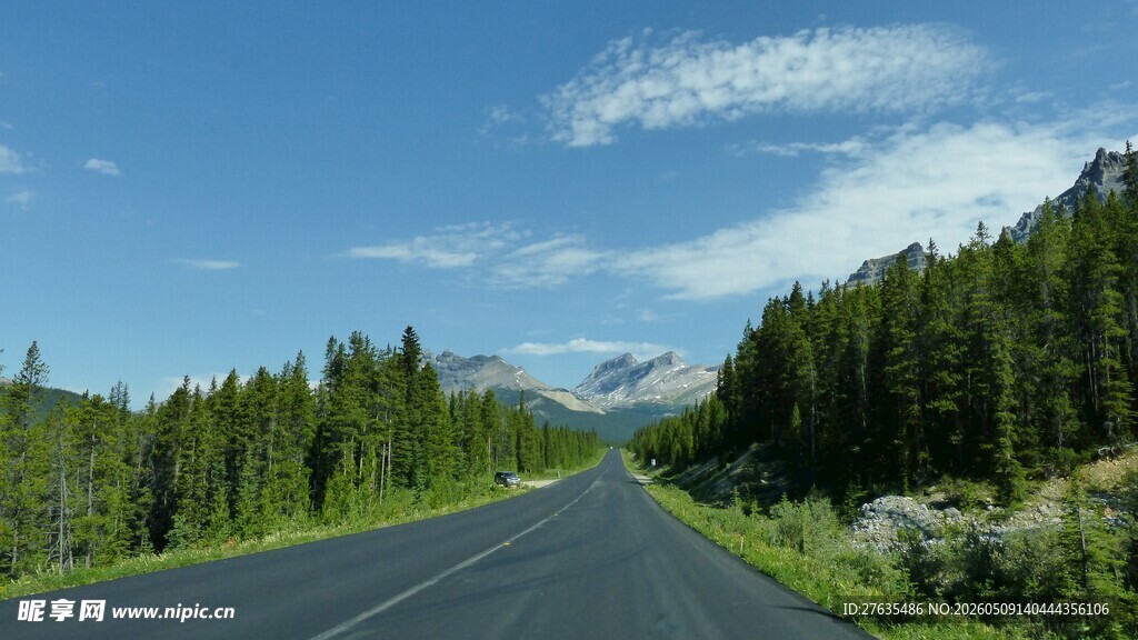 公路穿行山林的壮美风景