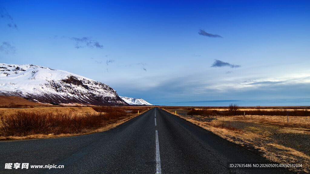 雪山下的开阔公路美景