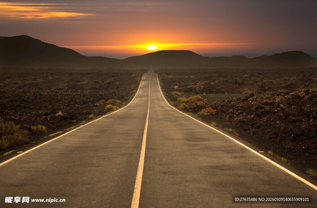 夕阳下的空旷公路