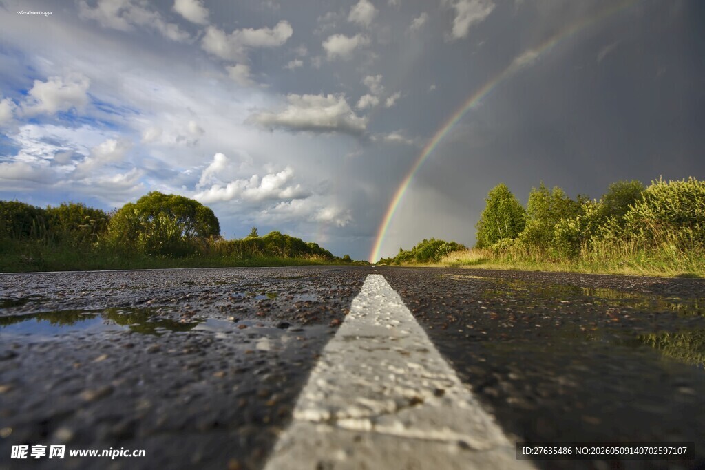 雨后道路现彩虹美景