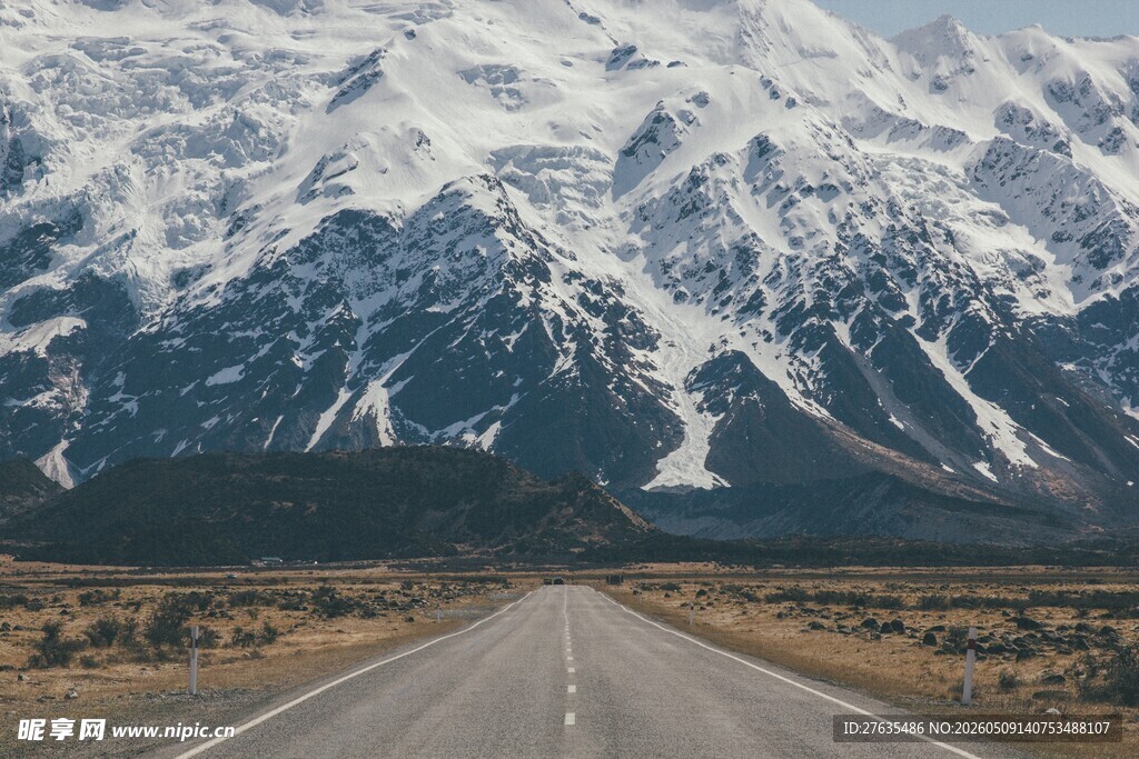 公路延伸向雪山美景