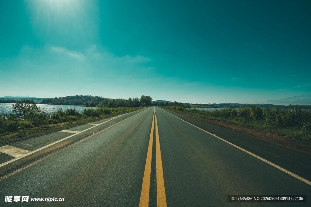 空旷公路伸向远方