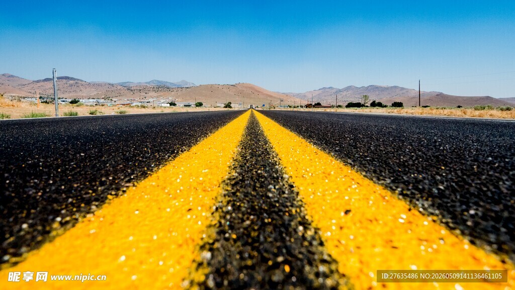 金黄黑土地间的笔直道路