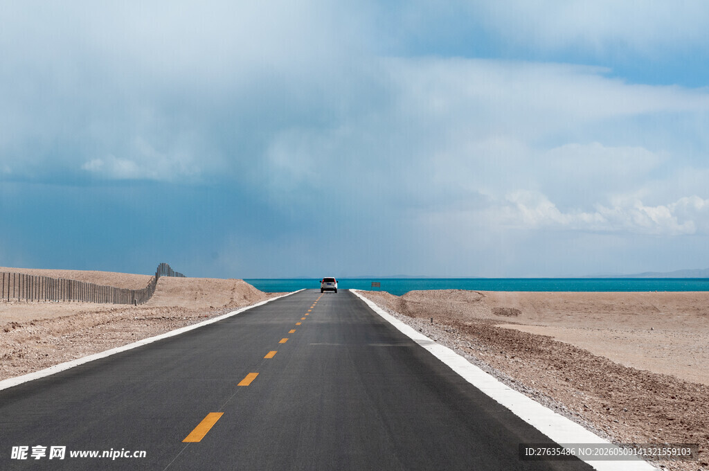 公路伸向远方的开阔美景