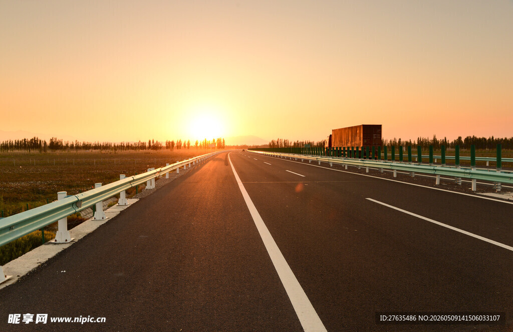 夕阳下的公路美景