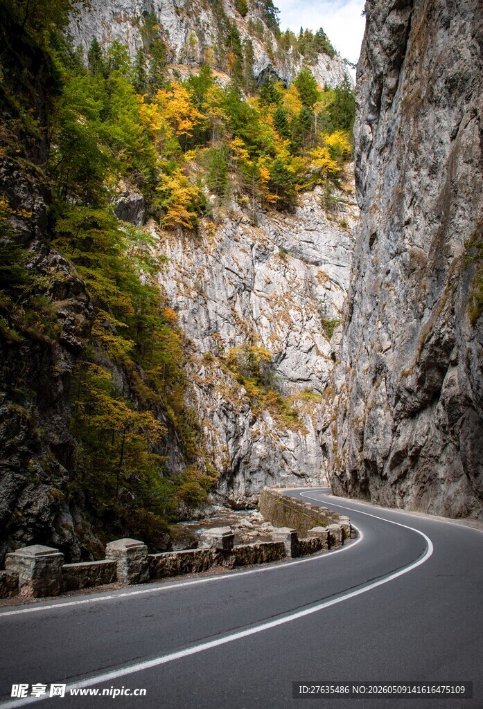 山间蜿蜒公路美景