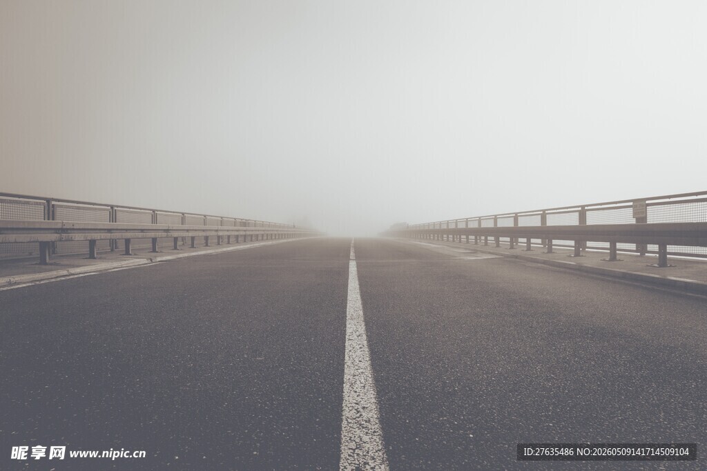雾中延伸的空旷公路