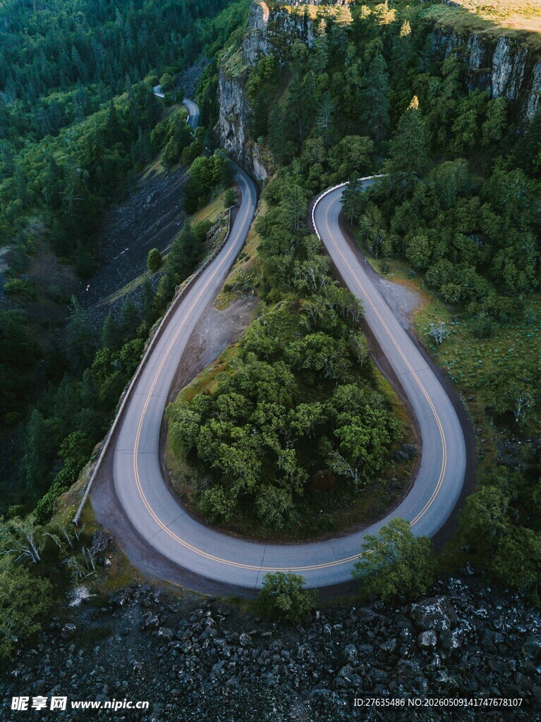 山间蜿蜒公路俯瞰美景