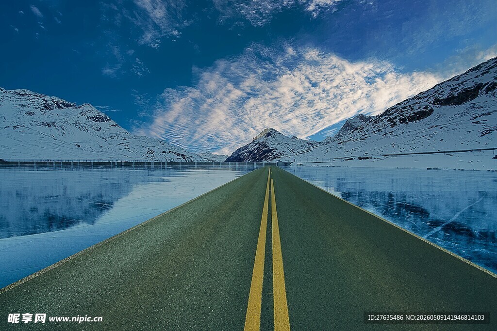 冰雪覆盖的公路美景