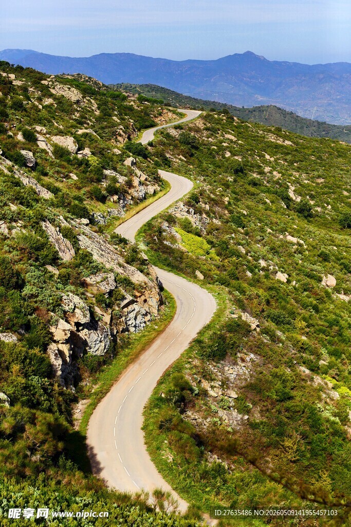 山间蜿蜒公路