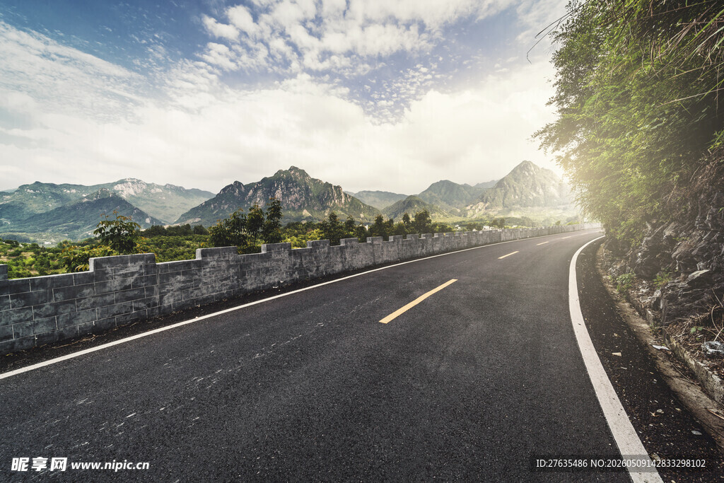 阳光照耀下的山间公路