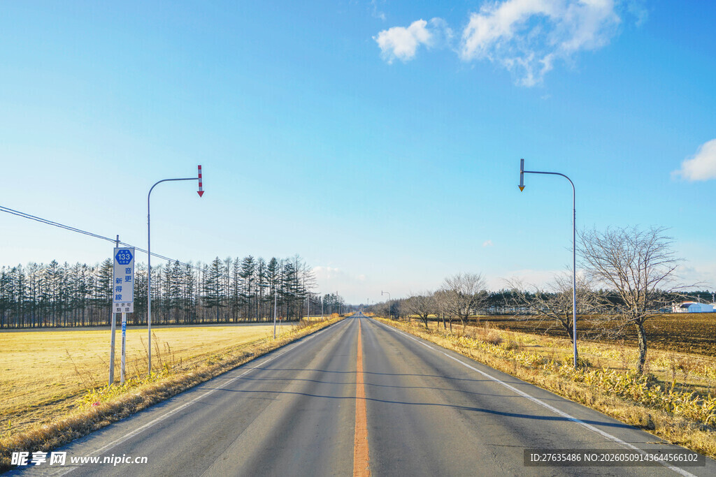 空旷公路蓝天相伴的风景
