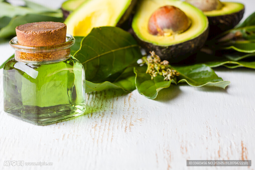 牛油果精油与鲜果特写