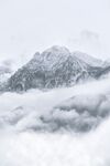 云海中的巍峨雪山