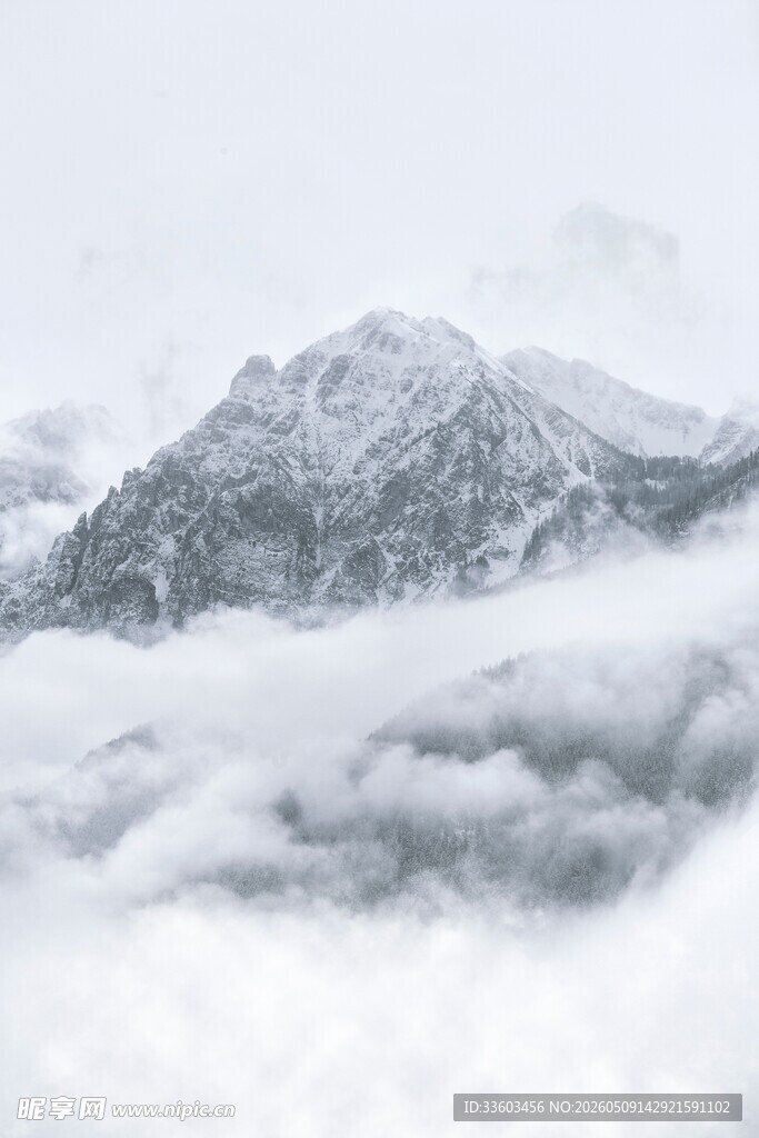 云海中的巍峨雪山