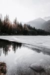 湖畔山林景致