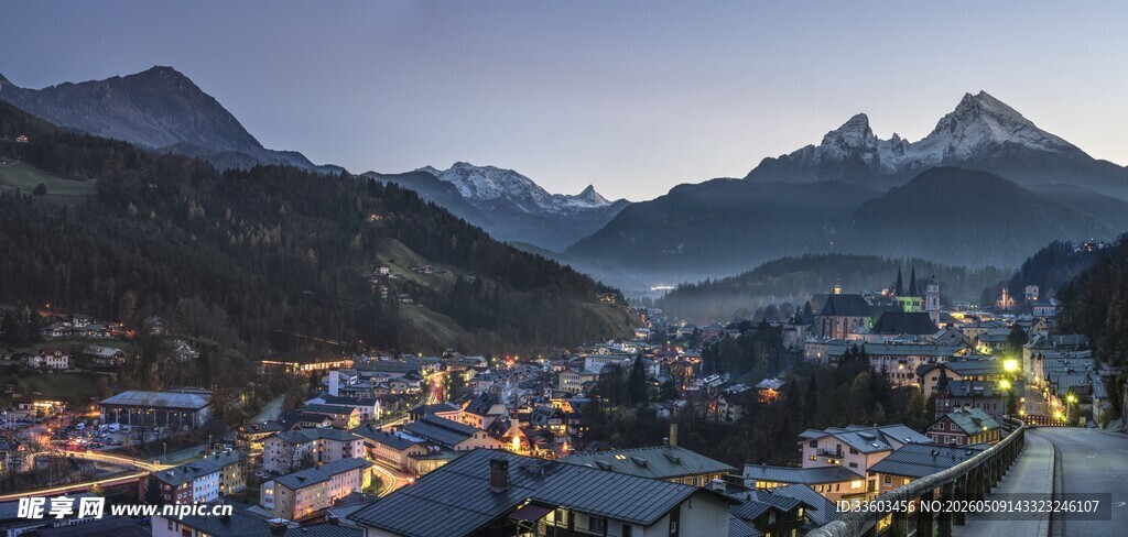 山间小镇夜景灯火璀璨
