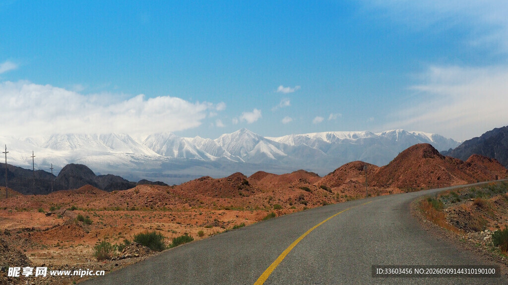 荒漠公路远方山峦与蓝天