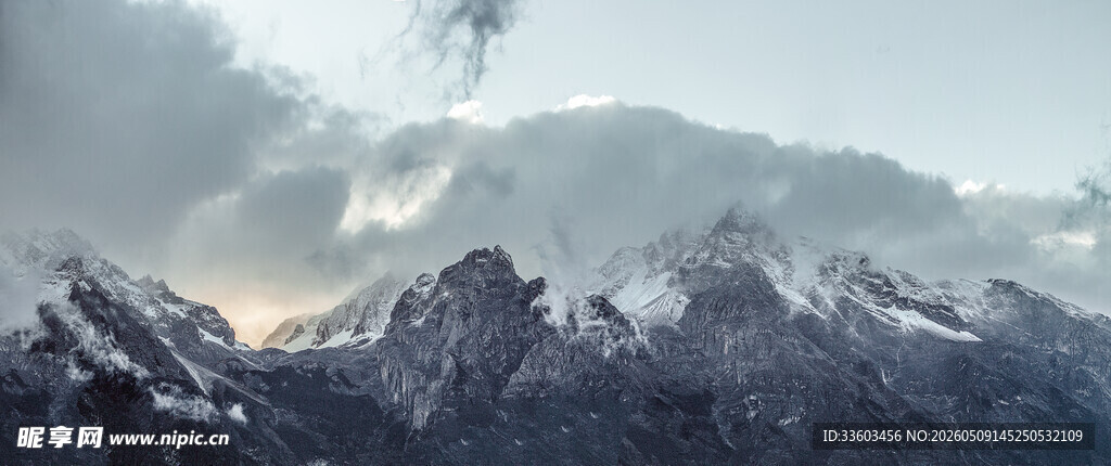 壮丽雪山云雾缭绕之景