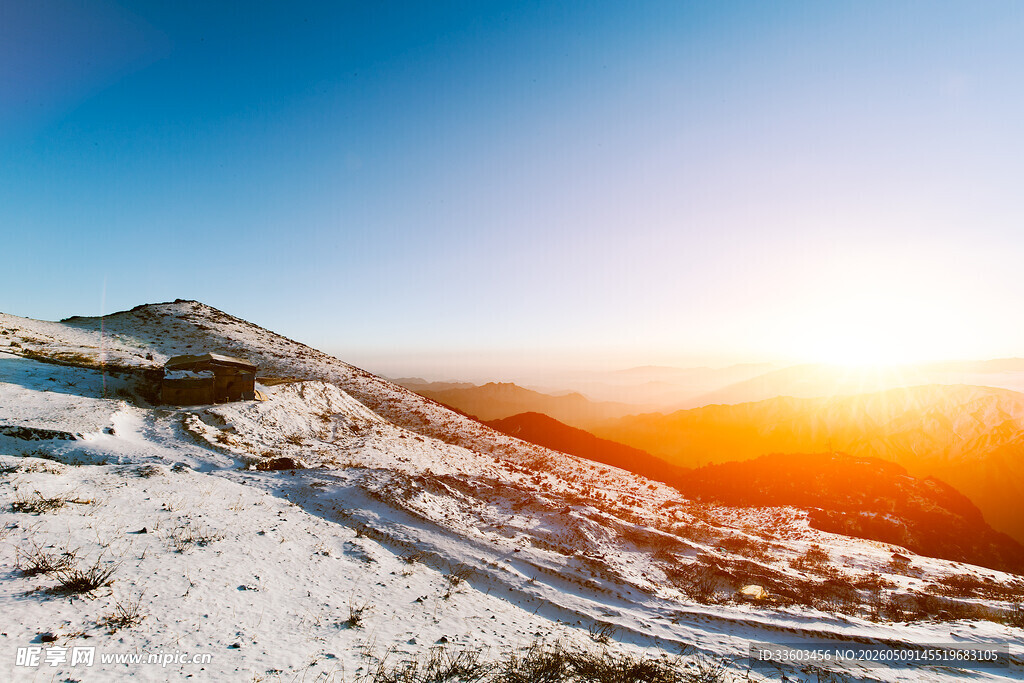 雪山日出美景