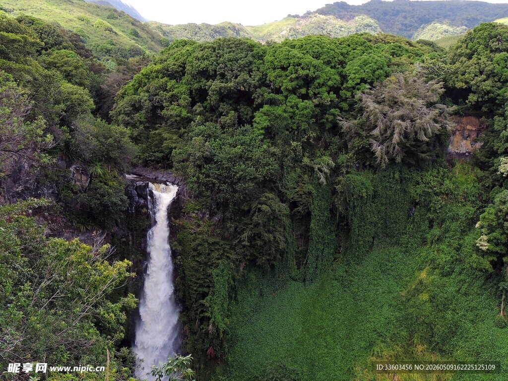 山间瀑布美景