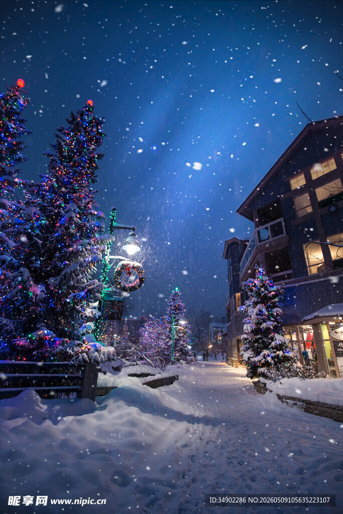雪夜小镇的璀璨星空美景
