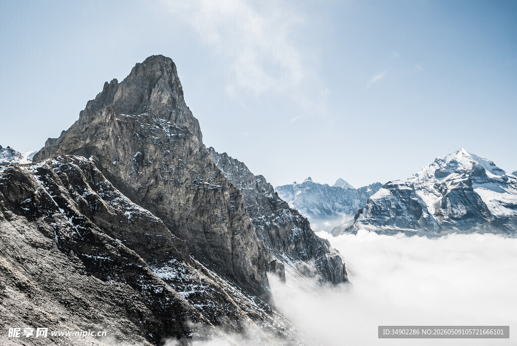 巍峨雪山云海壮丽景观