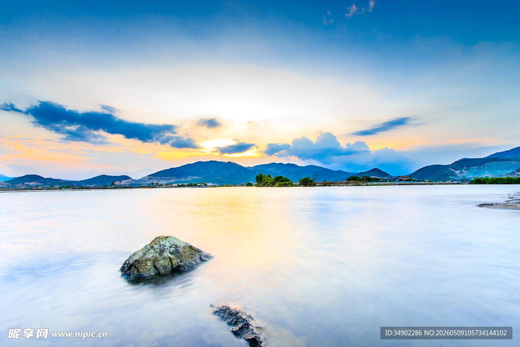 湖畔黄昏美景