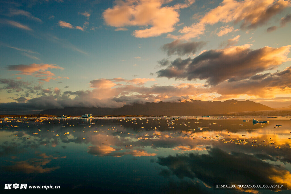夕阳下的美丽湖景倒影
