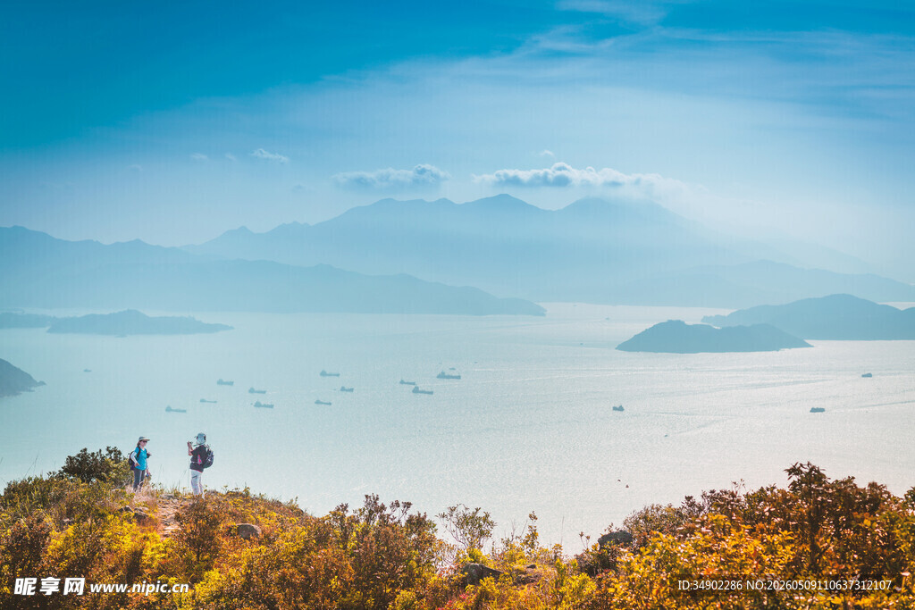 山顶赏景的惬意时刻