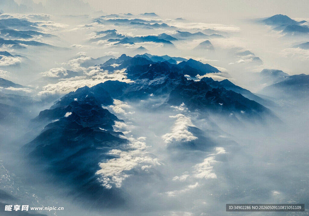 空中俯瞰云雾缭绕的山脉